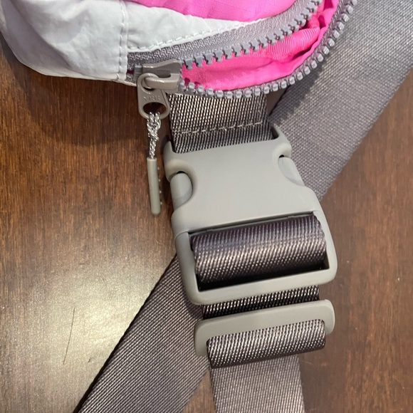 lululemon everwhere belt bag pow pink light/lunar rock/chrome sold out - Picture 10 of 11